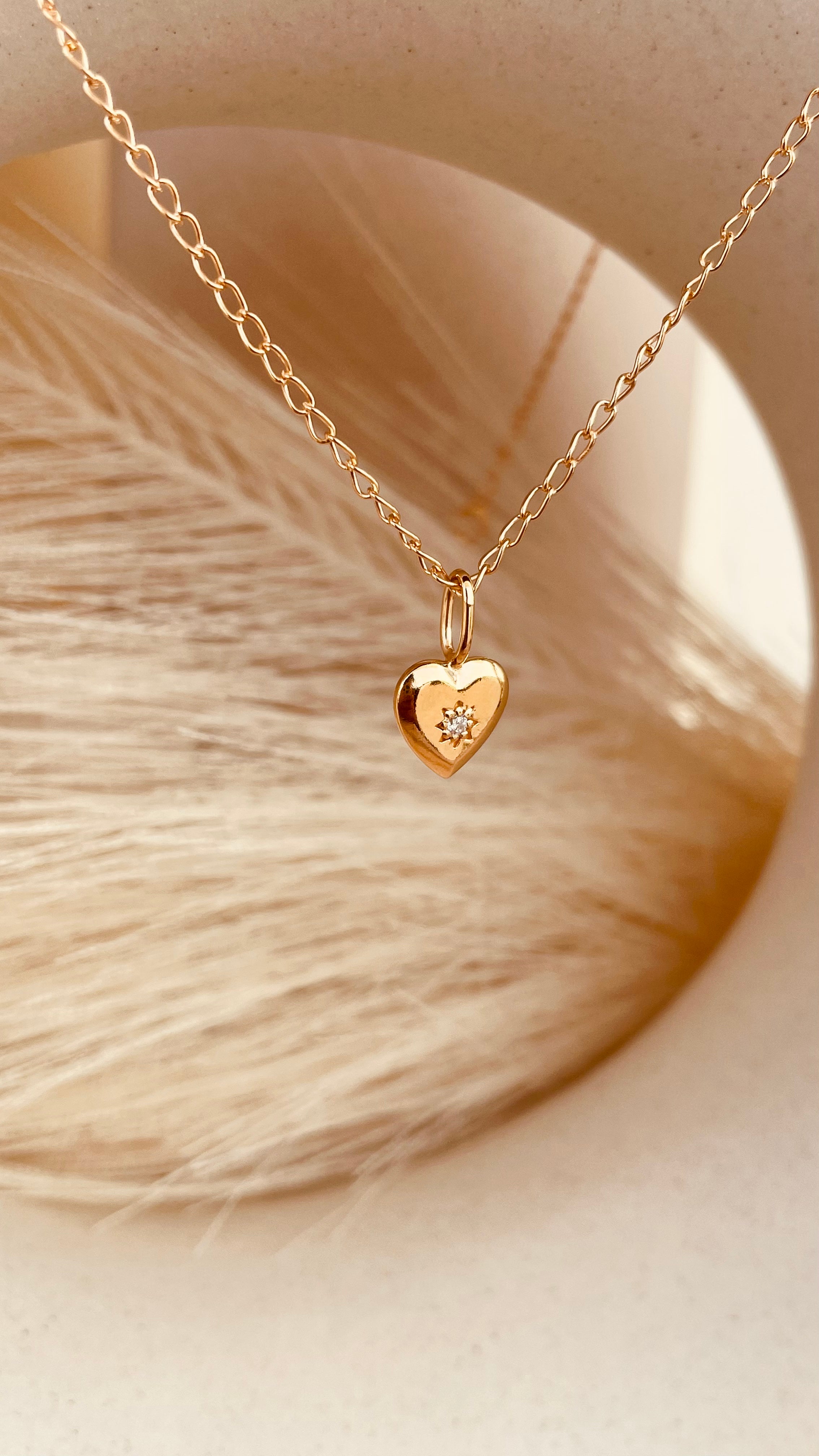 Dainty Vintage Heart Necklace with Cable Chain - Octonov 